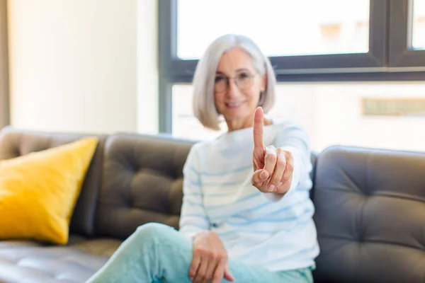 Meia Idade Mulher Bonita Sorrindo Olhando Amigável Mostrando Número Primeiro — Fotografia de Stock