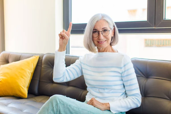 Mujer Bonita Mediana Edad Sonriendo Alegre Felizmente Apuntando Hacia Arriba — Foto de Stock