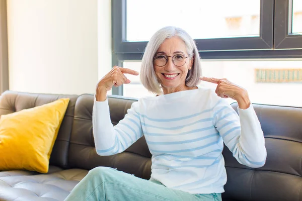 Mujer Bonita Mediana Edad Sonriendo Con Confianza Apuntando Propia Sonrisa — Foto de Stock