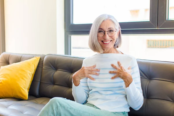 Mujer Bonita Mediana Edad Buscando Feliz Sorprendido Orgulloso Emocionado Apuntando — Foto de Stock