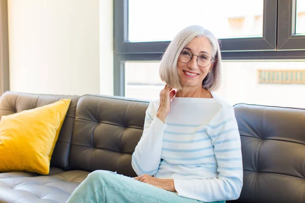 Mujer Bonita Mediana Edad Riendo Alegre Confiadamente Con Una Sonrisa — Foto de Stock