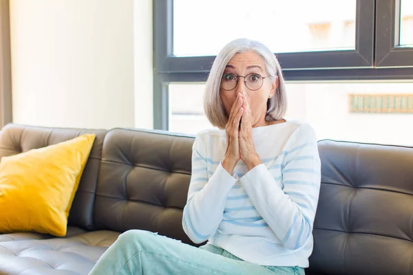 Orta Yaşlı Güzel Bir Kadın Endişeli Üzgün Korkmuş Elleriyle Ağzını — Stok fotoğraf