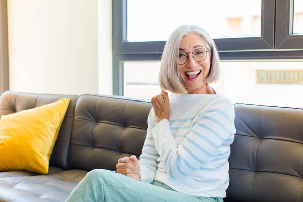 Mulher Bonita Meia Idade Sentindo Feliz Positivo Bem Sucedido Motivado — Fotografia de Stock