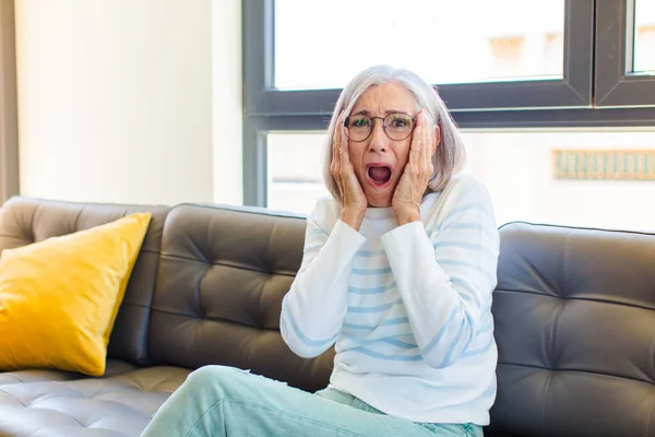 Orta Yaşlı Güzel Bir Kadın Mutsuz Korkmuş Endişeli Görünüyor Ağzı — Stok fotoğraf