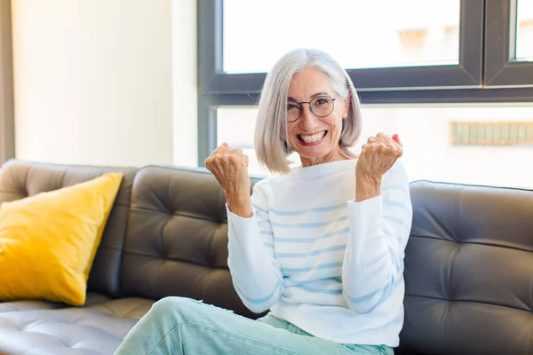 Meia Idade Mulher Bonita Gritando Triunfalmente Rindo Sentindo Feliz Animado — Fotografia de Stock