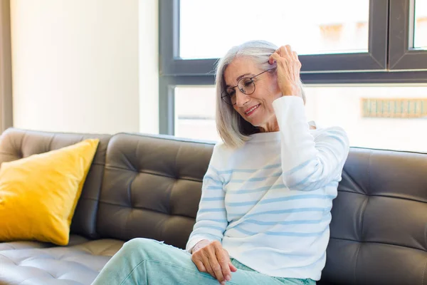 Mulher Bonita Meia Idade Sorrindo Alegre Casualmente Tomando Mão Cabeça — Fotografia de Stock