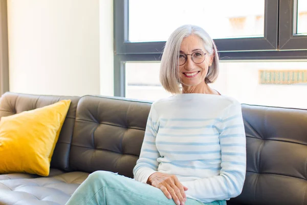 Mulher Bonita Meia Idade Sorrindo Alegre Casualmente Com Uma Expressão — Fotografia de Stock