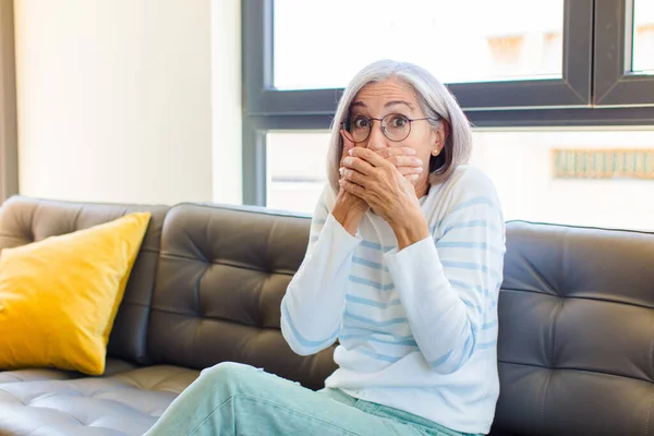 Orta Yaşlı Güzel Bir Kadın Elleri Ile Ağzını Kapatıyor Şok — Stok fotoğraf