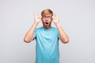 Genç sarışın adam şaşırdı ya da şok oldu.