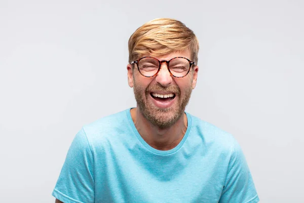 Jovem Loiro Feliz Sorrindo Expressão Satisfeita — Fotografia de Stock