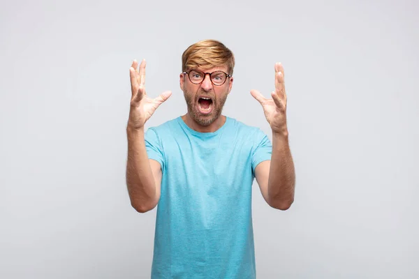 Junger Blonder Mann Schreit Und Ist Wütend — Stockfoto