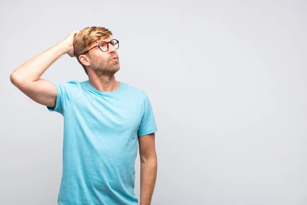 Junger Blonder Mann Der Denkt Oder Zweifelt — Stockfoto