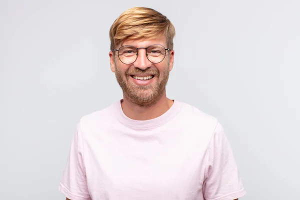 Ung Blond Man Glad Och Ler Tillfredsställt Uttryck — Stockfoto