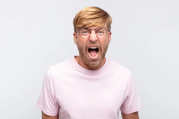 Genç Sarışın Adam Bağırıyor Kızgın — Stok fotoğraf