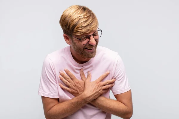 Jonge Blonde Man Blij Glimlachend Tevreden Uitdrukking — Stockfoto