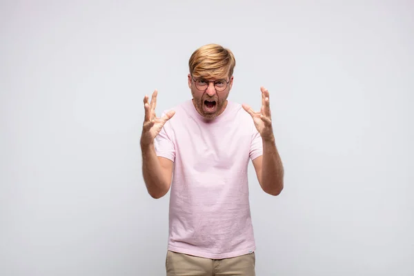 Genç Sarışın Adam Bağırıyor Kızgın — Stok fotoğraf