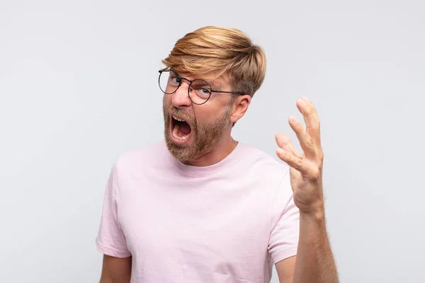 Jovem Loiro Homem Gritando Irritado — Fotografia de Stock