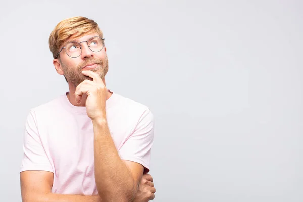 Jonge Blonde Man Denken Twijfelen — Stockfoto