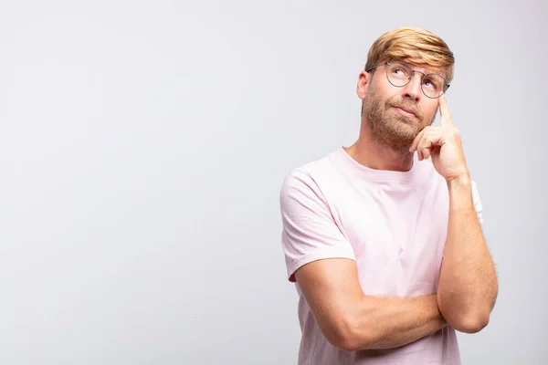 Junger Blonder Mann Der Denkt Oder Zweifelt — Stockfoto