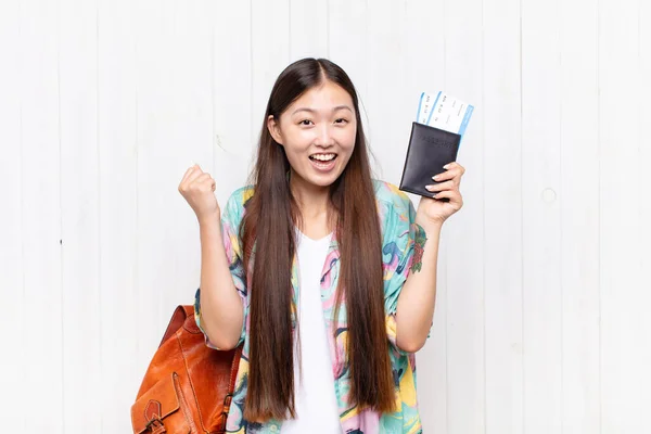 Pasaportlu Asyalı Genç Bir Kadın Tatil Kavramı — Stok fotoğraf