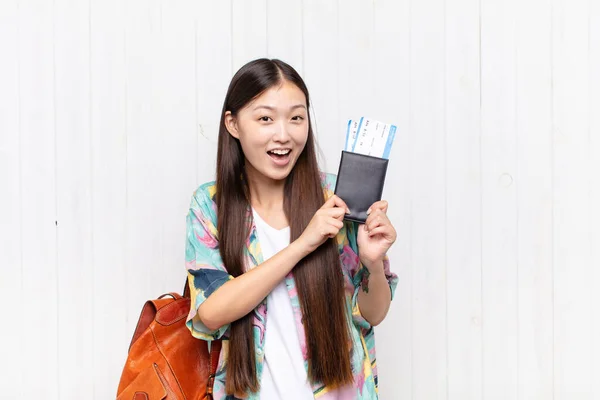 Pasaportlu Asyalı Genç Bir Kadın Tatil Kavramı — Stok fotoğraf