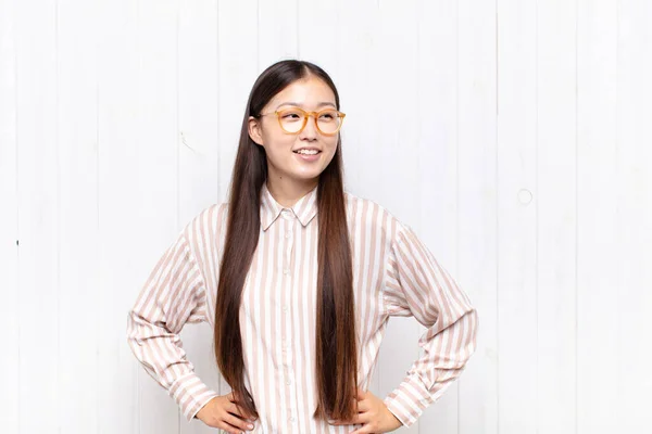 Azji Młoda Kobieta Patrząc Szczęśliwy Wesoły Pewny Siebie Uśmiechnięty Dumnie — Zdjęcie stockowe