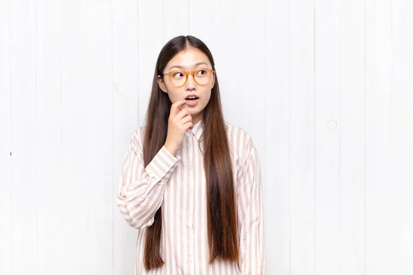 Asian Young Woman Surprised Nervous Worried Frightened Look Looking Side — Stock Photo, Image