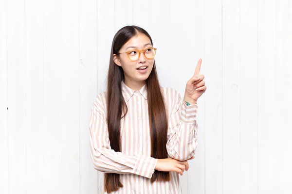 Asiatisk Ung Kvinna Ler Glatt Och Tittar Sidledes Undrar Tänker — Stockfoto