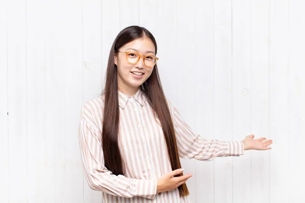 Asiatisk Ung Kvinna Känner Sig Glad Och Glad Ler Och — Stockfoto