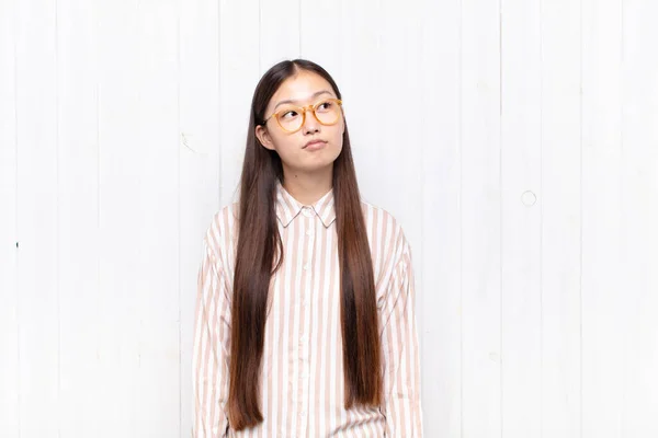 Asyalı Genç Bir Kadın Endişeli Kafası Karışık Budala Bir Ifadeyle — Stok fotoğraf
