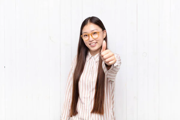 Asiático Jovem Mulher Sentindo Orgulhoso Despreocupado Confiante Feliz Sorrindo Positivamente — Fotografia de Stock