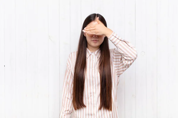 Asiática Jovem Mulher Cobrindo Olhos Com Uma Mão Sentindo Assustado — Fotografia de Stock