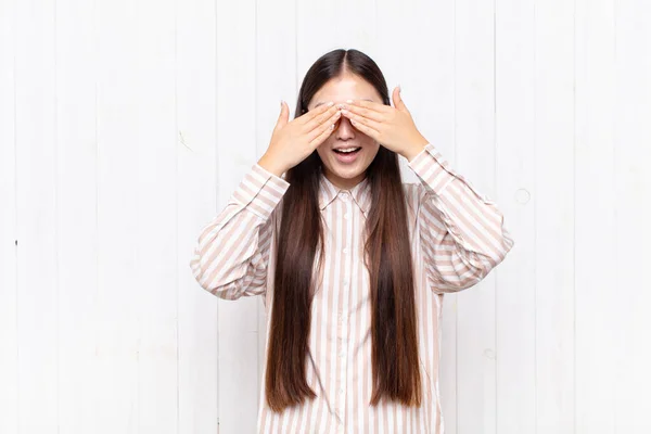 Asiatisk Ung Kvinna Ler Och Känner Sig Lycklig Täcker Ögonen — Stockfoto