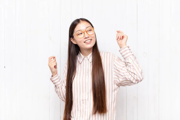 Asiatische Junge Frau Lächelt Fühlt Sich Unbeschwert Entspannt Und Glücklich — Stockfoto