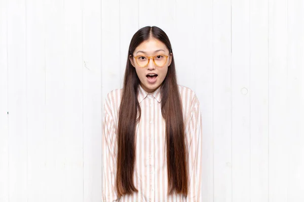 Asiatisk Ung Kvinna Ser Mycket Chockad Eller Förvånad Stirrar Med — Stockfoto