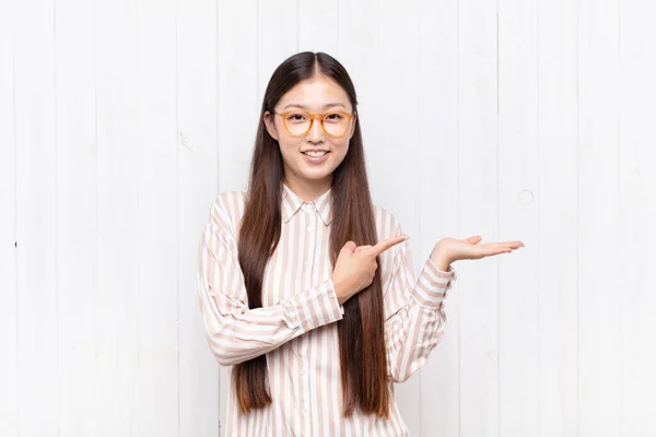 Asyalı Genç Kadın Gülümsüyor Mutlu Kaygısız Tatmin Olmuş Hissediyor Fotokopi — Stok fotoğraf