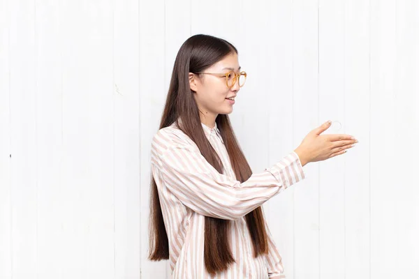 アジアの若い女性が笑顔で挨拶し握手を交わして成功裏に取引を締めくくり協力の概念 — ストック写真