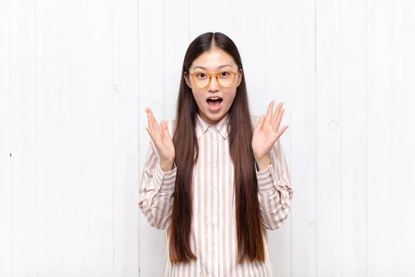 Азиатская Молодая Женщина Чувствует Себя Счастливой Взволнованной Удивленной Шокированной Улыбающейся — стоковое фото