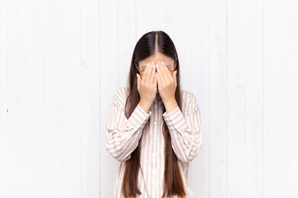 Asiático Jovem Mulher Sentindo Triste Frustrado Nervoso Deprimido Cobrindo Rosto — Fotografia de Stock