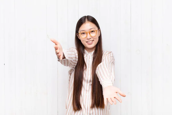 Asian Young Woman Smiling Cheerfully Giving Warm Friendly Loving Welcome — Stock Photo, Image