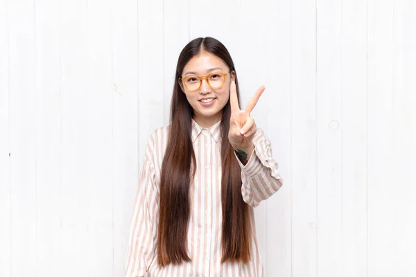 Azjatycka Młoda Kobieta Uśmiecha Się Wygląda Przyjaźnie Pokazując Numer Dwa — Zdjęcie stockowe