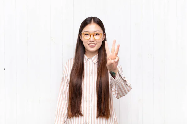 Asiático Joven Mujer Sonriendo Buscando Amigable Mostrando Número Tres Tercero — Foto de Stock