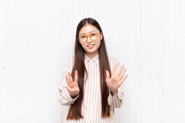 Asijská Mladá Žena Usmívá Vypadá Přátelsky Ukazuje Číslo Osm Nebo — Stock fotografie