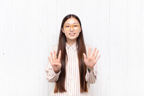 Asiática Jovem Mulher Sorrindo Olhando Amigável Mostrando Número Nove Nono — Fotografia de Stock