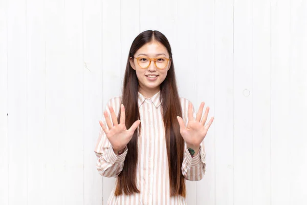 Asiatisk Ung Kvinna Ler Och Ser Vänlig Visar Nummer Tio — Stockfoto