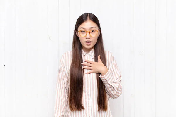 Asiatisk Ung Kvinna Känner Sig Chockad Förvånad Och Förvånad Med — Stockfoto