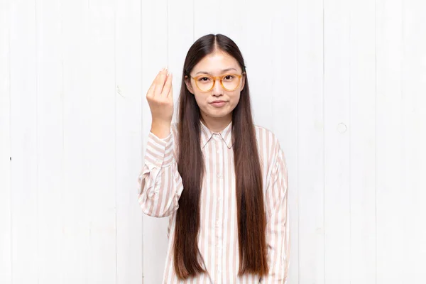 Ασιάτισσα Νεαρή Γυναίκα Κάνει Capice Χειρονομία Χρήματα Σας Λέει Πληρώσει — Φωτογραφία Αρχείου