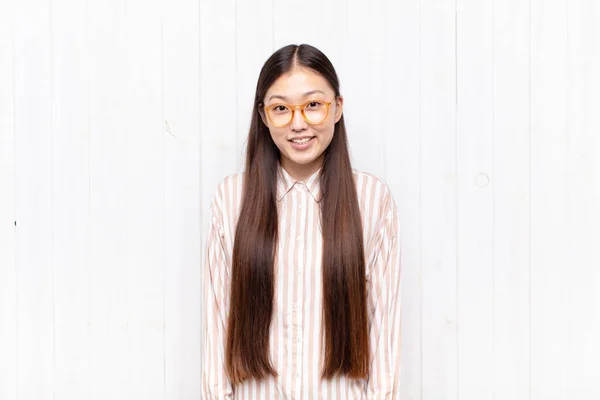 Азіатська Молода Жінка Виглядає Щасливою Пристрасною Широкою Веселою Ледачою Посмішкою — стокове фото