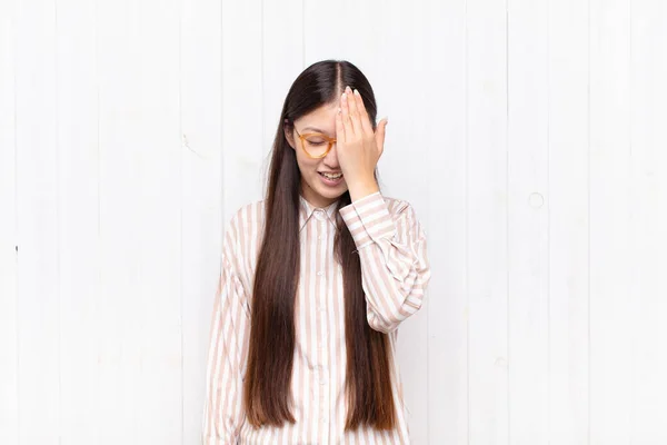 Asiático Jovem Mulher Rindo Batendo Testa Como Dizer Doh Esqueci — Fotografia de Stock