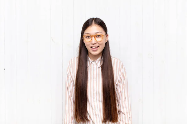 Asyalı Genç Bir Kadın Büyük Dost Canlısı Kaygısız Bir Gülümsemesi — Stok fotoğraf